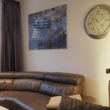 Cruiseline Lounge Apartment